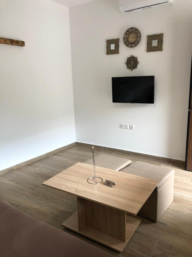 Mad'S Villas Néa Péramos エクステリア 写真